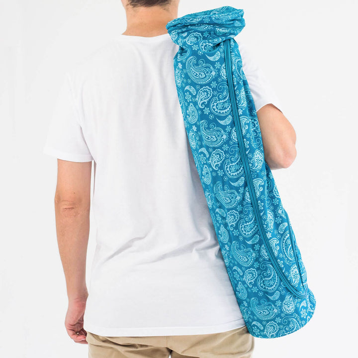 Porta tappetino yoga cotone, disegno paisley su sfondo verde petrolio con tracolla e tasche indossata
