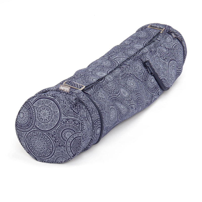 Custodia per trasportare il tappetino yoga a tracolla con tasche e ampia apertura con cerniera, blu con disegni mandala in bianco.