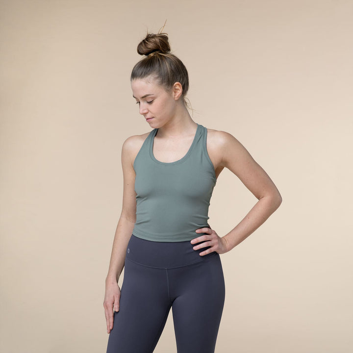 Cropped top ovvero canotta lunghezza vitablu polvere davanti su modella