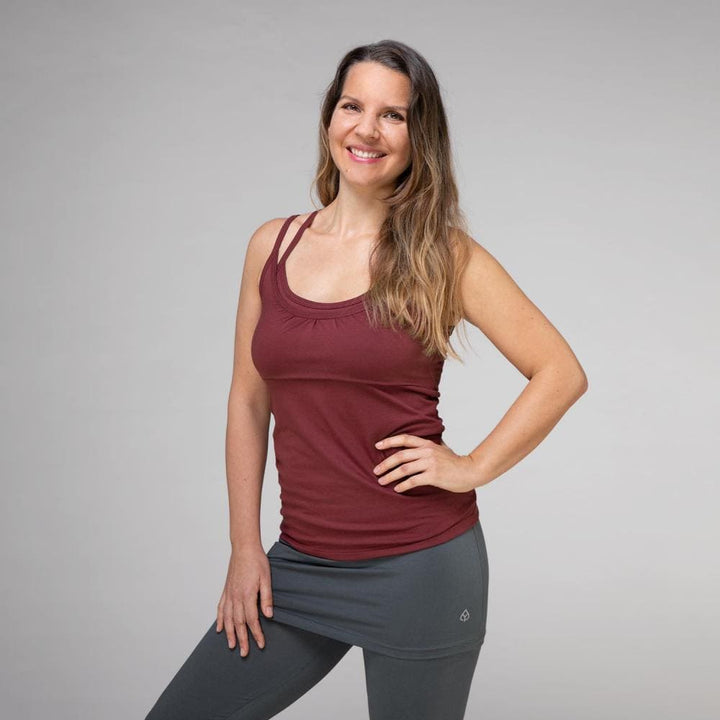 Top yoga, su modella davanti