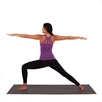Canotta yoga 'FITWEAR' cotone bio color glicine con raggiera sul dietro reggiseno integrato indossata durante stretching