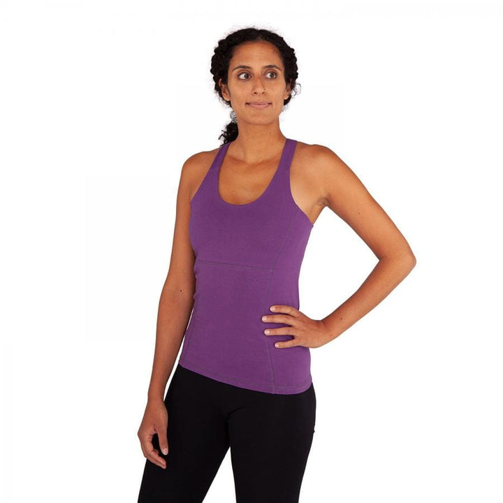 modella indossa canotta yoga fitwear color glicine, vista frontale