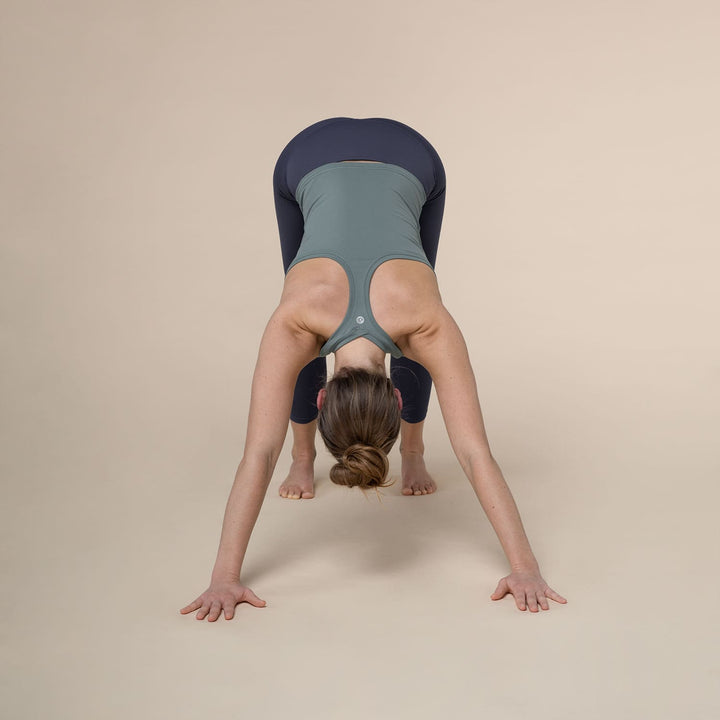 Cropped top blu polvere modella in downdog