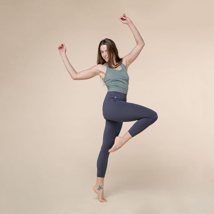 Cropped top ovvero canotta lunghezza vita blu polvere modella stretching