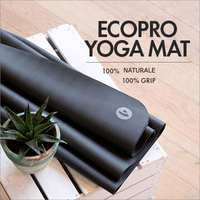 Tappetino ecopro yoga con vaso pianta su pavimento legno