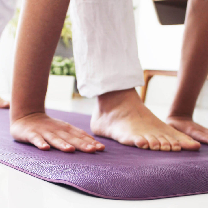 Mani e piedi appoggiati su Tappetino per yoga Ecopro 4mm gomma naturale