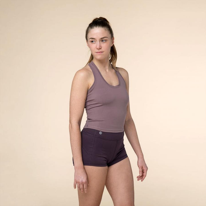 Calzoncino yoga 'shortie' color prugna  indossato di lato