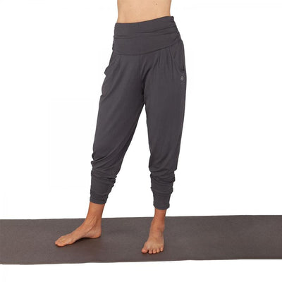 pantalone yoga 'loose fit' comodo, con tasche, stretto in fondo ma comodo sui fianchi in morbida viscosa adatto anche per tempo libero, color fango indossato