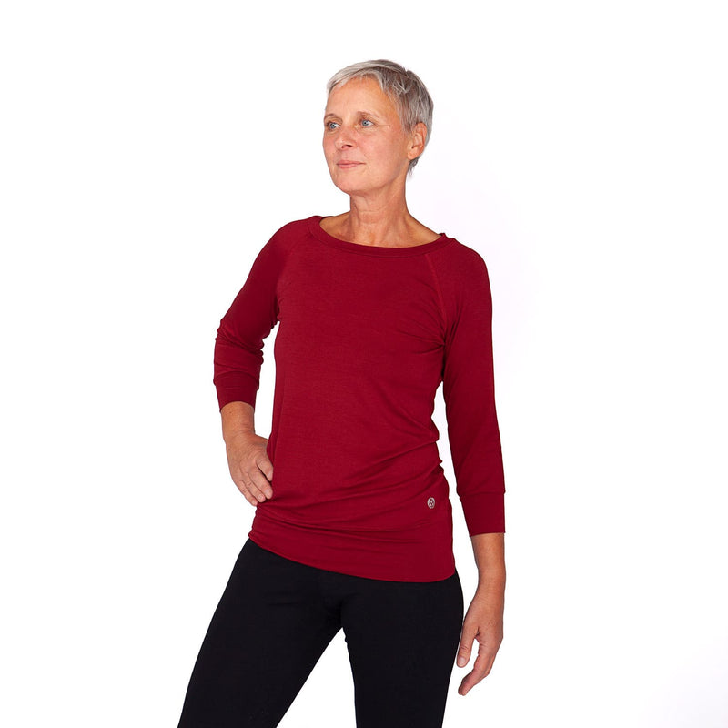 Maglia Easywear per yoga o tempo libero con maniche a 3/4, bordò, in viscosa con polsini  e fascia sui fianchi indossata