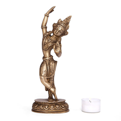 Statua in ottone dorato della deità femminile Mahadevi, paragone altezza con lumino.