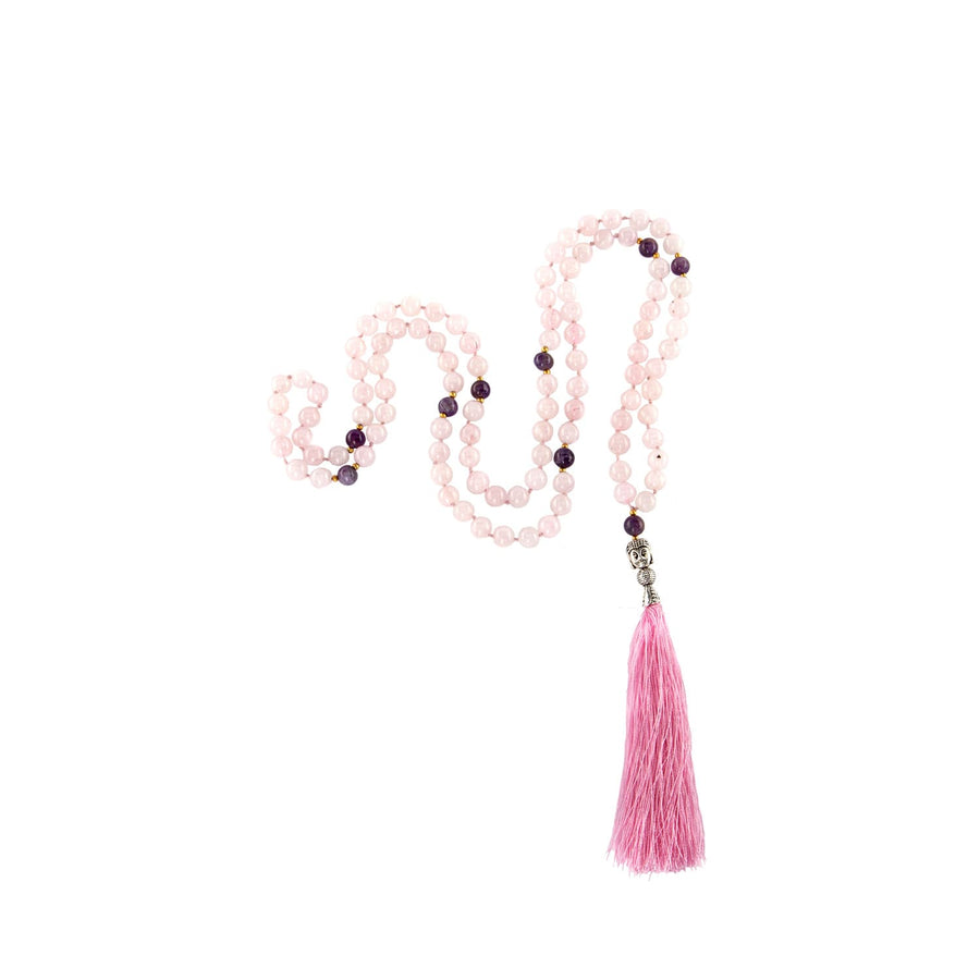 Mala in quarzo rosa e alcune perline intercalate di ametistacon guru bead in ametista e sotto a questo charme con viso di buddha 