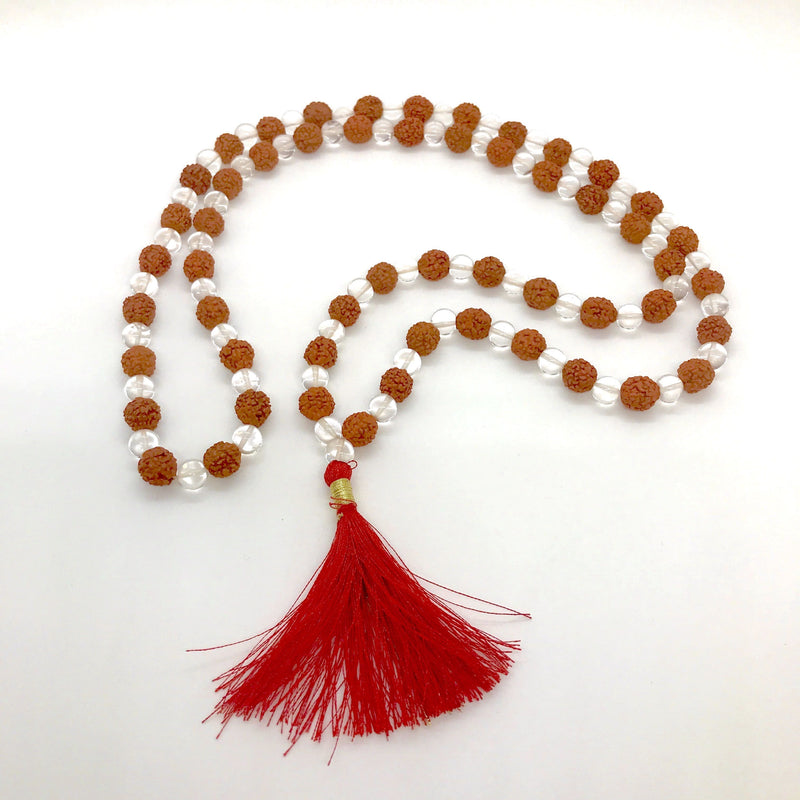 Mala di semi di rudra alternati a perline di cristallo di rocca trasparente, con nappina rossa dettaglio  108 tra grani e perline da 8mm