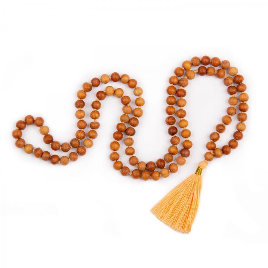 Mala in grani di legno di sandalo profumato, annodati singolarmente ad ogni grano, con nappina di colore pesca, 