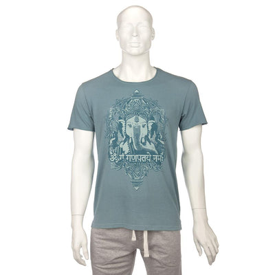 T-shirt yoga con raffigurato il dio ganesh, in colore blu polvere su manichino