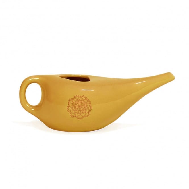 Neti-pot o Lota strumento in ceramica per pulizia vie respiratorie dalla tradizione ayurvedica zafferano