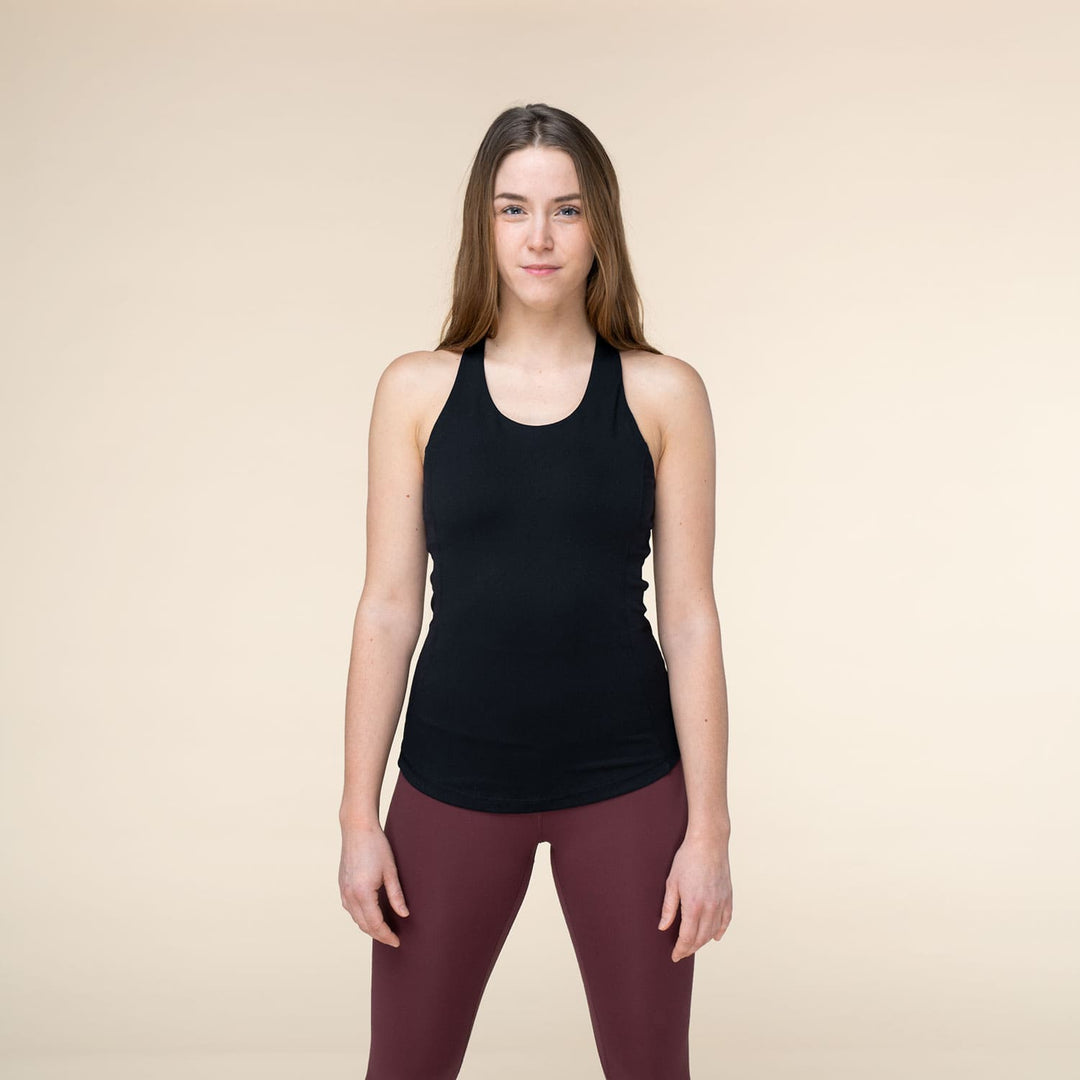 Top Niyama 'crossed back' con reggiseno integrato e coppe rimovibili indossato davanti
