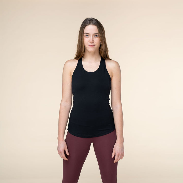 Top Niyama 'crossed back' con reggiseno integrato e coppe rimovibili indossato davanti