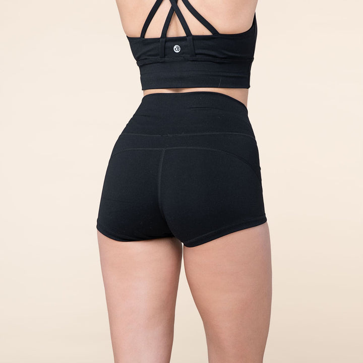Calzoncino yoga 'shortie' nero indossato con yoga sportive bra vista posteriore