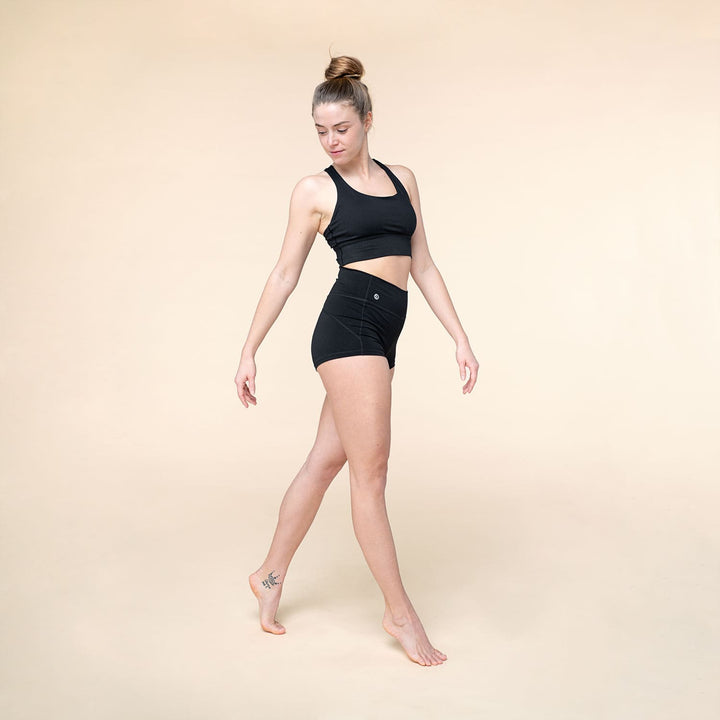 Calzoncino yoga 'shortie' buona aderenzae color nero su modella fronte