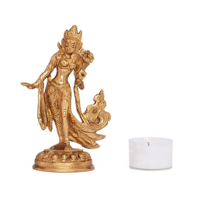 statuetta della divinità indiana tara verde danzante dorata qui proporzionata con lumino