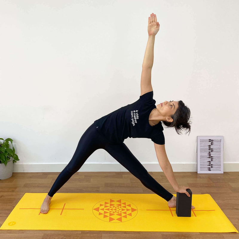 yoga practice su tappetino Leela color zafferano con yantra e allineamento