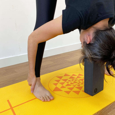 Asana su tappetino yoga Leela con yantra e linee per allineamento