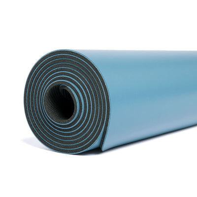 'TRIBALIGN' Tappetino yoga in gomma blu con linee per allineamento arrotolato
