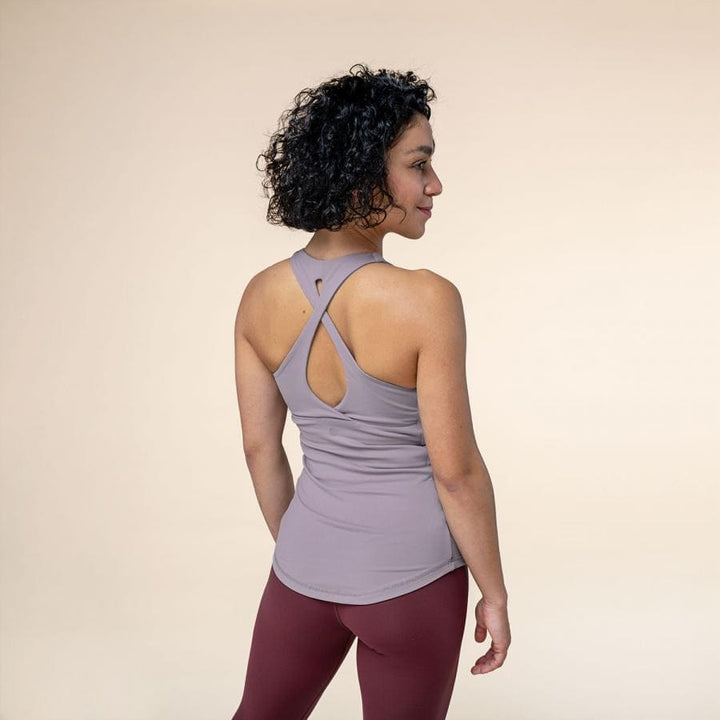 Top Niyama 'crossed back' con reggiseno integrato e coppe rimovibili malva su modella, dietro