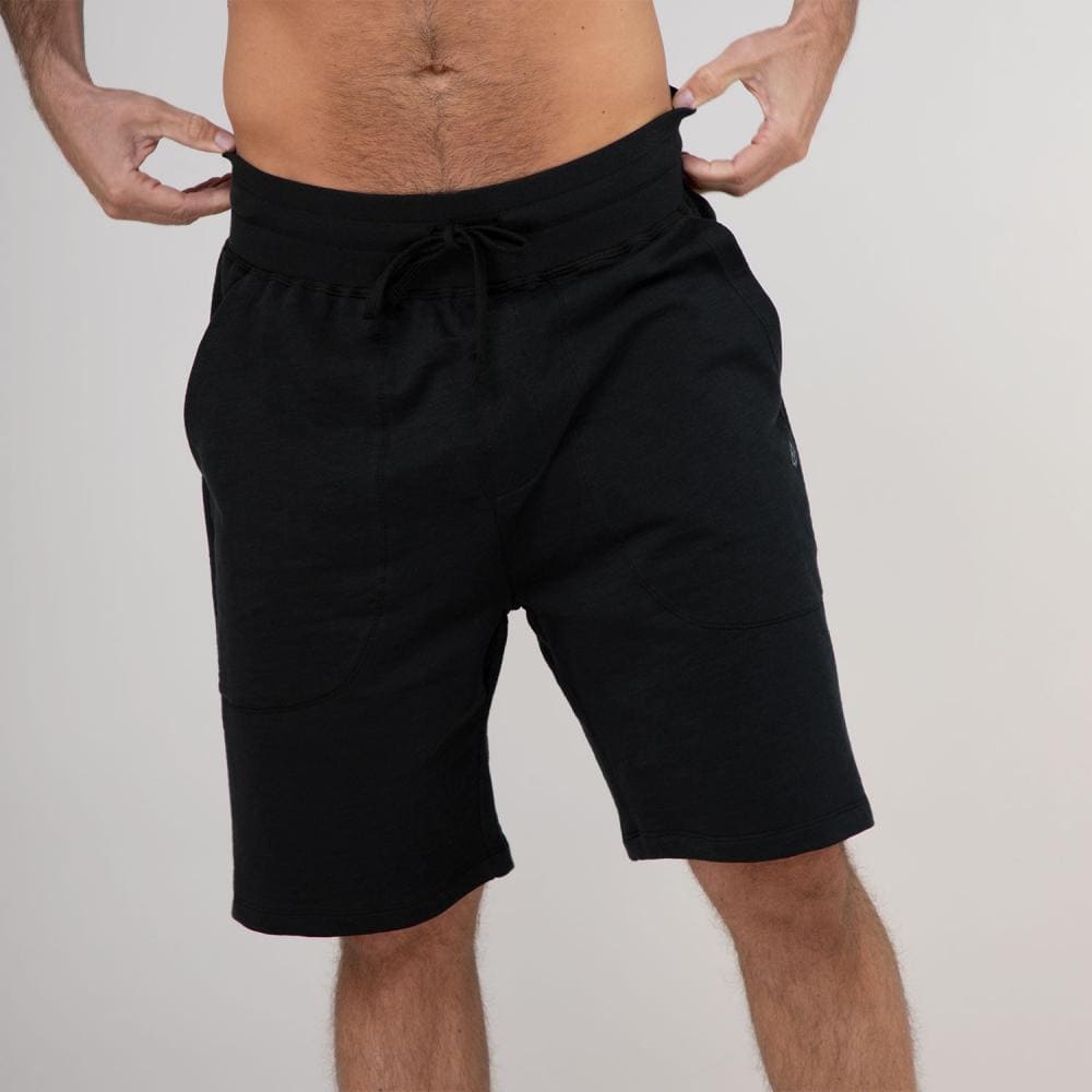 calzoncini da uomo in jersey di cotone bio, lunghezza ginocchio, con tasche comodi e durevoli, in nero indossati