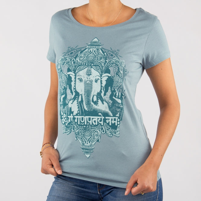 T-shirt da yoga con stampa dio Ganesh colore blu polvere slim fit su modella