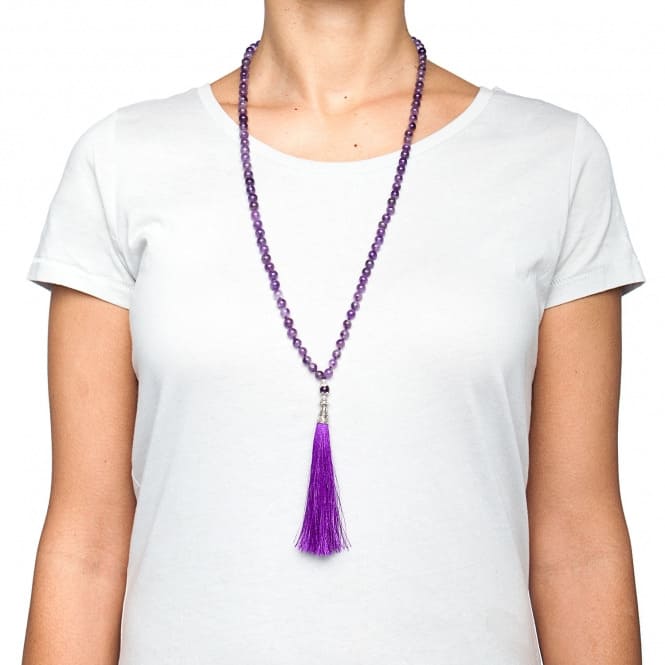Mala in perline d'ametista, con nappina viola indossato