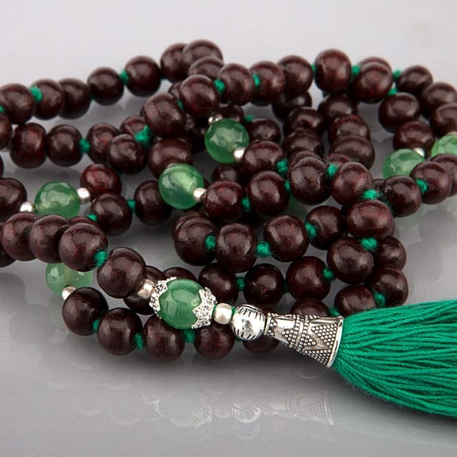 Mala in legno di rosa e onice verde, annodato ogni grano singolarmente, doppio filo. Nappina color verde smeraldo, dettaglio gurubead 
