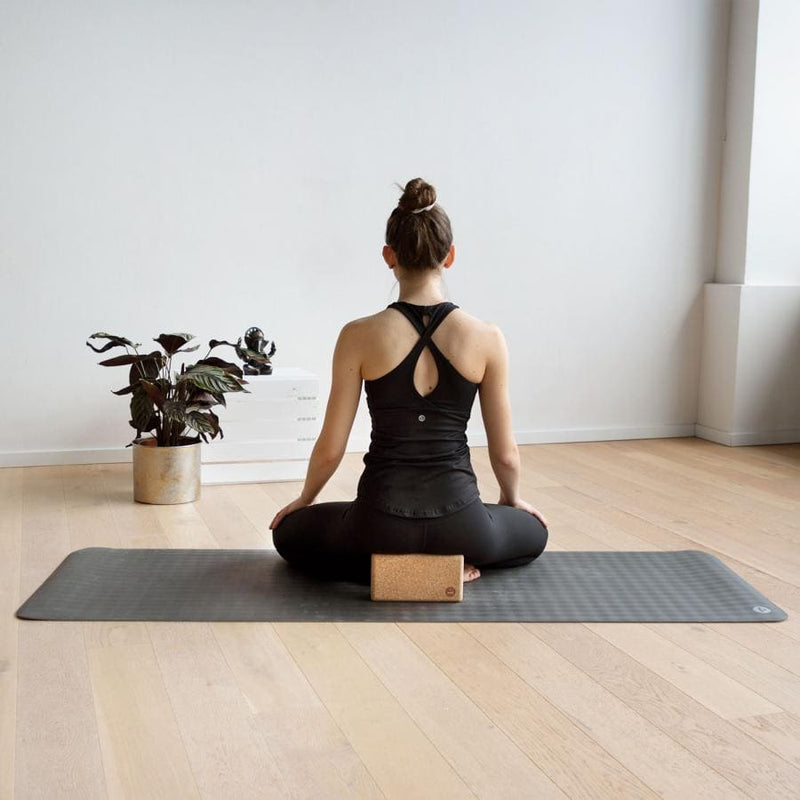 Mattone yoga in sughero misura XL usato come seduta