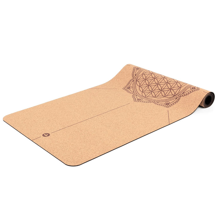 Tappetino yoga in sughero e gomma Phoenix 185x65 con disegno Fiore della Vita arrotolato