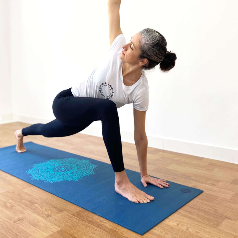 Tappetino yoga in uso, con mandala blu